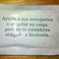 Los sobres de azúcar de los bares, medio de comunicación más fiable para los españoles [HUMOR]