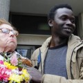 Ela, una 'yayoflauta' de 73 años, juzgada por defender a unos 'manteros' de la Policía