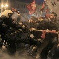 Duros enfrentamientos de manifestantes con antidisturbios anoche en Grecia en un escenario de crisis humanitaria [ENG]