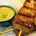 Brochetas de tofú, salsa Satay