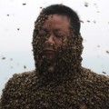 Un traje de 46 kilos de abejas