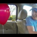Un globo de helio dentro de un coche
