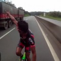 Dos ciclistas a 124 km/h, sin casco y por la autopista