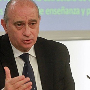 El ministro del Interior, zarandeado e insultado en Barcelona al grito de "fascista" cuando paseaba con su familia