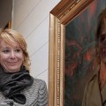 Aguirre muestra despreocupada a una visita el espeluznante retrato que la mantiene inmortal