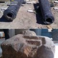 Restos romanos y dos cañones del S. XVIII tirados en una chatarrería en Cartagena