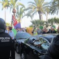 Manifestantes atacan el coche de Montoro a la salida de un mitin en Vilanova i la Geltrú (Barcelona)