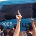Asaltan el autobús de la selección brasileña en Río: "¡No habrá Mundial, un profesor vale más que Neymar!"