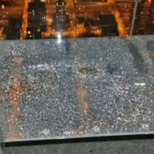 Se rompe el suelo de cristal de este mirador a 412 metros de altura