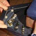 Detenido en un aeropuerto cubano con 66 colibrís cosidos dentro del pantalón
