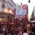 La portada censurada de El Jueves preside la Puerta del Sol tras la marcha republicana