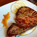 Filete de atún marinado con limón, orégano y tomillo
