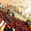 Después de perder su partido en el Mundial de fútbol, los aficionados japoneses limpiaron el estadio