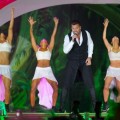 Ricky Martin se atreve a cantar a un amor masculino en una zona que castiga a la homosexualidad