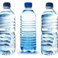 Las botellas de agua mineral que se guardan en el coche no producen cáncer si se recalientan