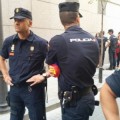 La Policía detiene a tres ciudadanos por vítores a la República al paso de Felipe VI