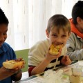 Un colegio de Vigo detecta insectos y plástico en la comida escolar