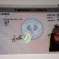 La licencia de armas de un hombre con un colador en la cabeza es aprobada por la policía de Australia [eng]