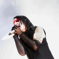 Cristianos ortodoxos rocían con agua bendita al cantante Marilyn Manson en Moscú