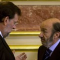 Rajoy medita unir las generales con las locales de mayo de 2015 para aprovechar la crisis del PSOE