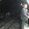 Los viajeros de un metro averiado de Madrid invaden las vías y cortan una línea