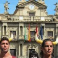 Más de cien activistas escenifican un "encierro fúnebre" en Pamplona contra los toros