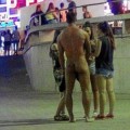 Turistas británicos tratan de implantar la moda de ir desnudos en Magaluf y orinar a los embriagados