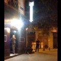 Un policía la emprende a puñetazos con una mujer que lo llamó “acomplejado”
