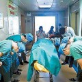 Doctores chinos rindiendo homenaje a un niño de 11 años que donó sus órganos antes de morir