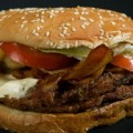 Tres jóvenes desnudos roban 60 hamburguesas en un restaurante en Florida dejando un rastro de pimientos
