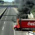 Coca-Cola se niega a pagarles a narcos mexicanos y le incendian 5 camiones