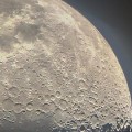 Saturno aparece detrás de la Luna