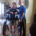 "No es una carga": Un niño participa en un triatlón junto con su hermano discapacitado