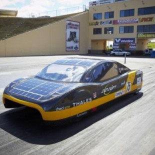 Sunswift eVe logra el récord de autonomía con un coche eléctrico. 500 kilómetros a 100 km/h con 15 kWh de baterías