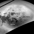 Nubes de metano sobrevolando el Mar Ligeia en Titán