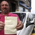 Un taxista de Pontevedra ha sido multado por parar su coche en un vado mientras ayudaba a bajar una anciana