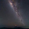 La Vía Láctea y un volcán desde Java, Indonesia