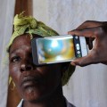El oculista que recorre el mundo combatiendo la ceguera con su ‘smartphone’