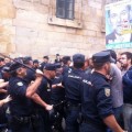Agentes de la Policía Nacional cargan contra los cientos de manifestantes que intentan entrar en el Obradoiro