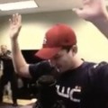El SWAT entra en una oficina mientras un jugador de CS:GO hace streaming en vivo por Twitch [en]