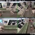 Así reaccionan los pasajeros ante un desmayo en el metro de Shanghai