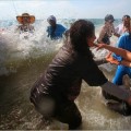 Mujeres israelíes llevan a palestinas a la playa