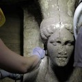 Descubren dos cariátides en la mayor tumba antigua de Grecia