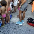 Alumnos de un colegio de Valencia acuden a clase en bañador por el calor en las aulas