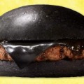 Pan y queso negros para una hamburguesa gótica