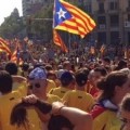 Miles de catalanes se manifiestan en Barcelona a favor de una reposición de la serie «V»
