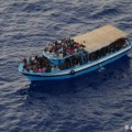 Testimonios confirman que traficantes hundieron barco con 500 inmigrantes