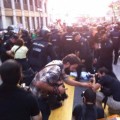 Al menos tres detenidos y cargas en el 'Rodea el Congreso' contra la monarquía en Madrid