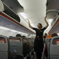Los auxiliares de vuelo piden volver a prohibir los móviles en el avión