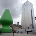 Un juguete sexual inflable gigante en Paris que se supone que es un árbol de navidad [ENG]